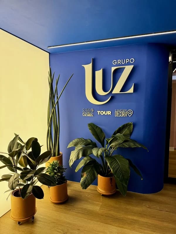 Sede do Grupo Luz com o logo e as marcas O Que Fazer Curitiba, Tour e O Que Fazer Decora