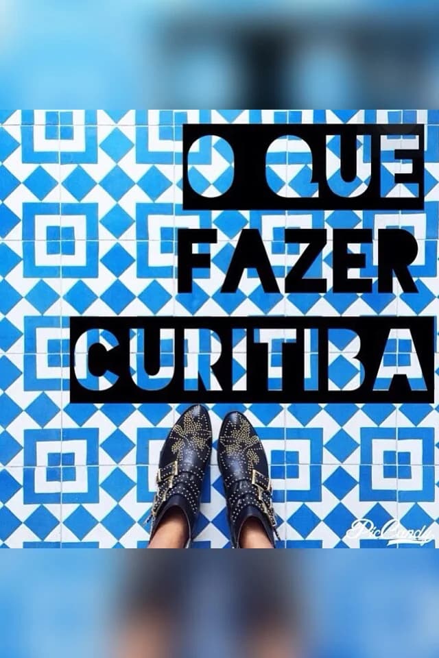Primeiro post do O Que Fazer Curitiba, de julho de 2015: a arte com o nome do perfil sobre um piso de ladrilhos azuis e brancos.